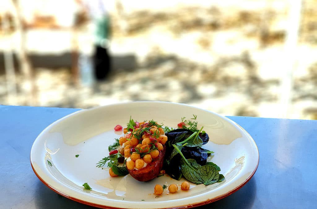 Plato Vegetariano por Biel Cornet: Boniato asado con garbanzos con curry rojo, yoghurt especiado, granada, hierbas aromáticas y Baby Leaf.
